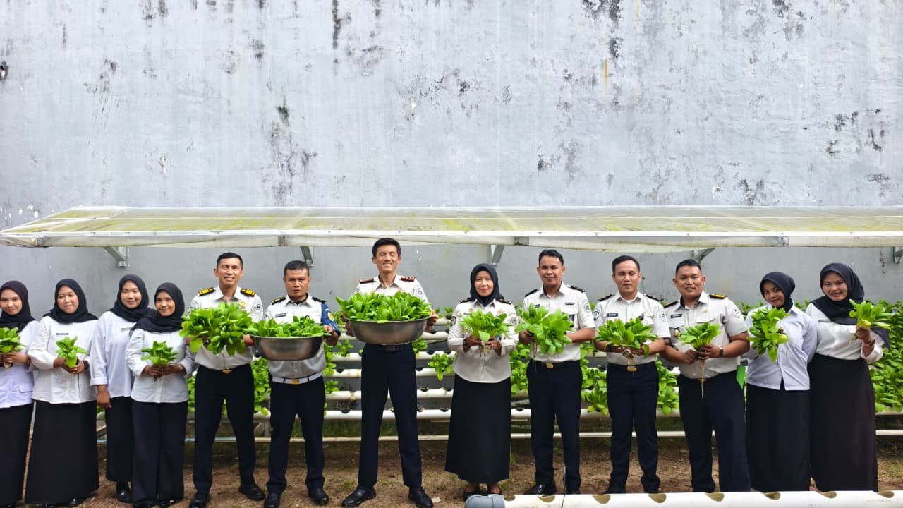 Lapas Tanjungpandan Panen 50 Kg Sawi Pakcoy. perkuat ketahanan pangan di area terbatas